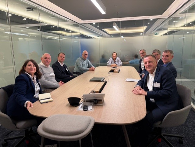 Branchedirektører for SMV'er til møde med EU-politiker Stine Bosse fra Moderaterne. Th. ved bordet adm. direktør Erik S. Rasmussen. 