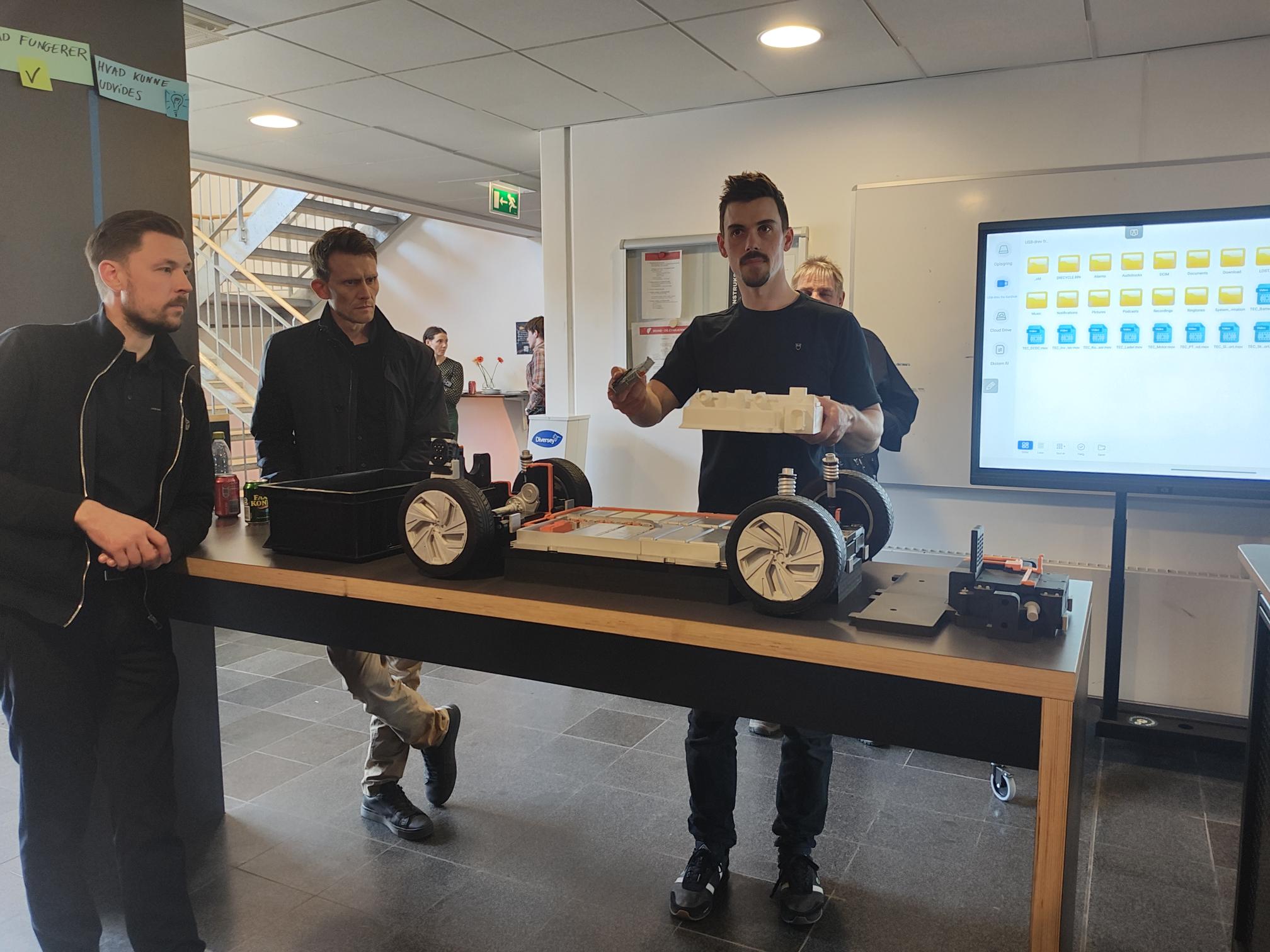 Demonstration af 3D printede undervisningselementer og læringsvideoer.