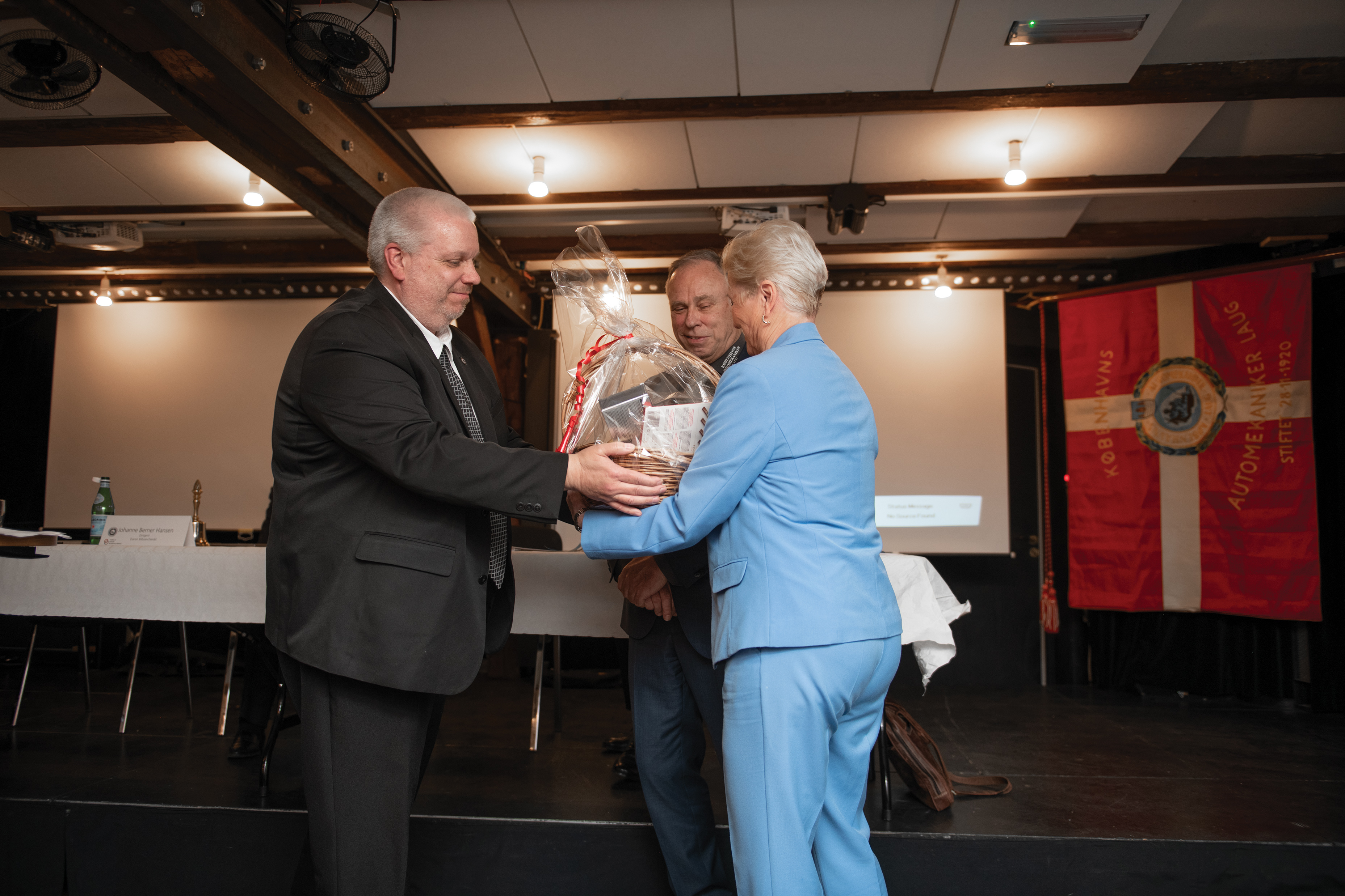 Bo Krogså overrækker Henrik Pedersen og frue Marion en erkendtlighed for indsatsen gennem de mange år.