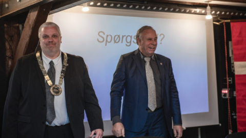 Bo Krogså, tv., overtager Oldermandsposten efter Henrik Pedersen, th.