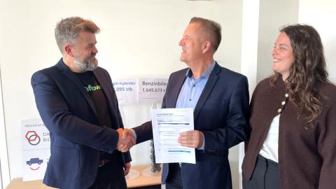 Kent Richard Bråthen Head of Market – Denmark & Norway tv. og adm. direktør Erik S. Rasmussen ønsker hinanden tillykke med aftalen. Th. Iben Bendtsen Madsen - Head of Customer Success