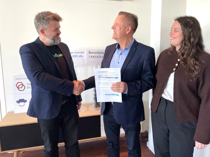 Kent Richard Bråthen Head of Market – Denmark & Norway tv. og adm. direktør Erik S. Rasmussen ønsker hinanden tillykke med aftalen. Th. Iben Bendtsen Madsen - Head of Customer Success
