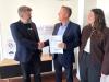 Kent Richard Bråthen Head of Market – Denmark & Norway tv. og adm. direktør Erik S. Rasmussen ønsker hinanden tillykke med aftalen. Th. Iben Bendtsen Madsen - Head of Customer Success