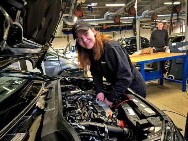 Laura Breunese rollemodel i Tun Din Fremtid og mekanikerlærling i kampagnens racingteam.